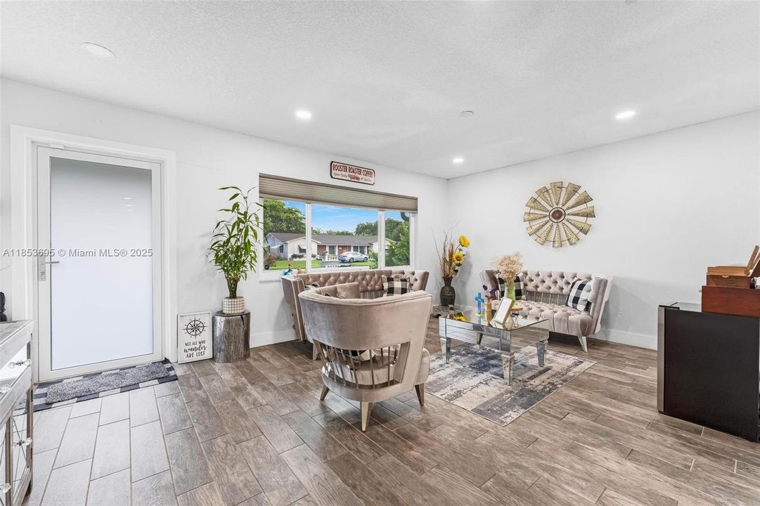 Activo con contrato: $735,000 (4 camas, 4 baños, 2530 Pies cuadrados)