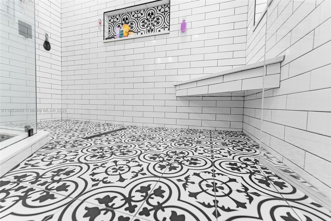 Activo con contrato: $735,000 (4 camas, 4 baños, 2530 Pies cuadrados)