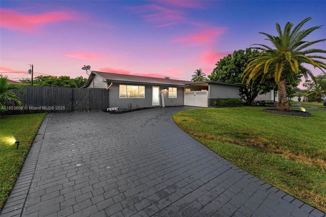 Activo con contrato: $735,000 (4 camas, 4 baños, 2530 Pies cuadrados)