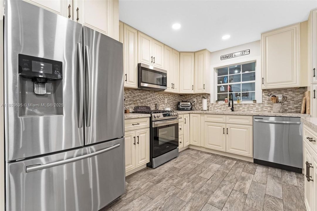 Activo con contrato: $735,000 (4 camas, 4 baños, 2530 Pies cuadrados)