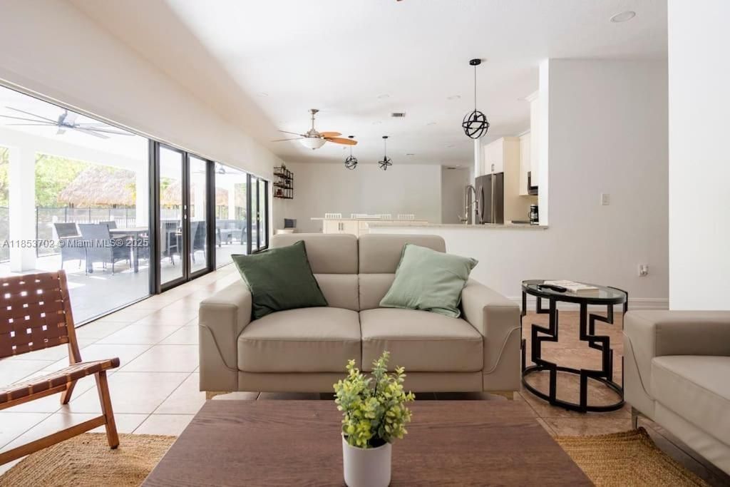 待售: $1,998,000 (6 贝兹, 4 浴室, 3046 平方英尺)