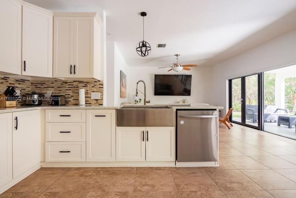 待售: $1,998,000 (6 贝兹, 4 浴室, 3046 平方英尺)