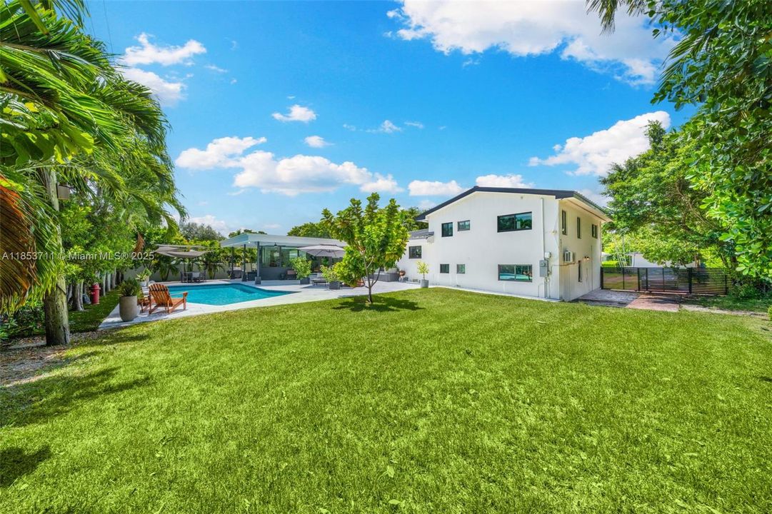 Active With Contract: $3,999,000 (4 beds, 3 baths, 3856 Square Feet)