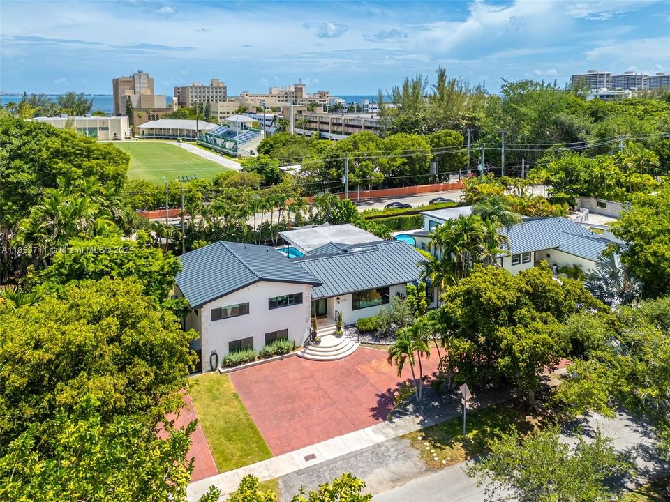 Active With Contract: $3,999,000 (4 beds, 3 baths, 3856 Square Feet)