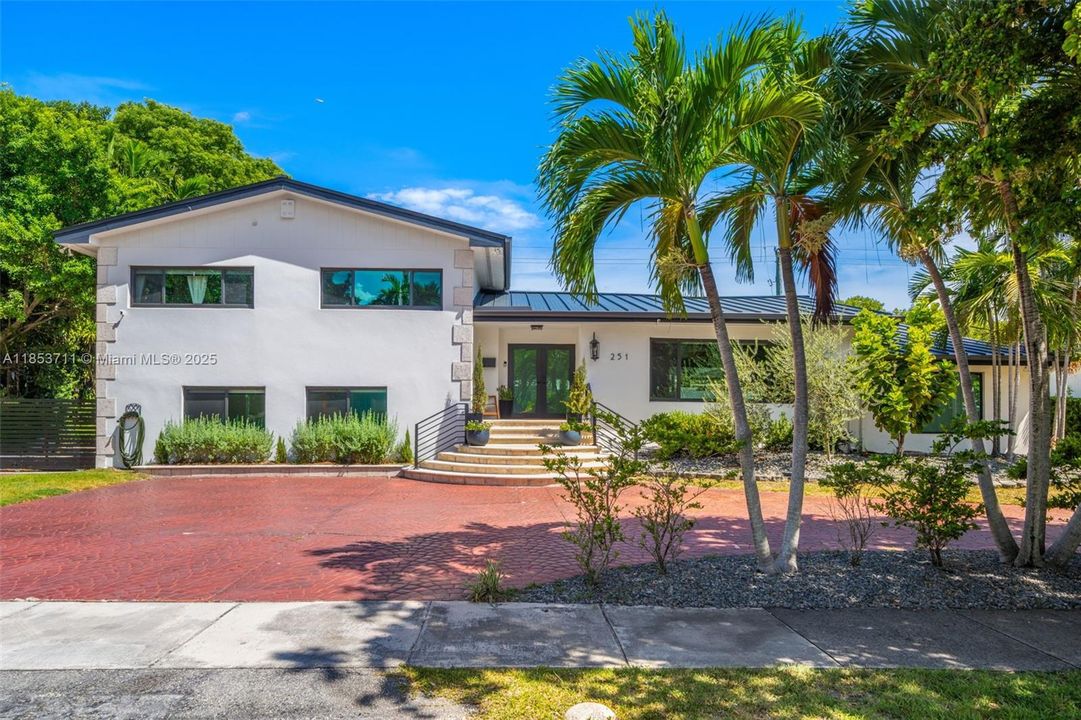 Active With Contract: $3,999,000 (4 beds, 3 baths, 3856 Square Feet)