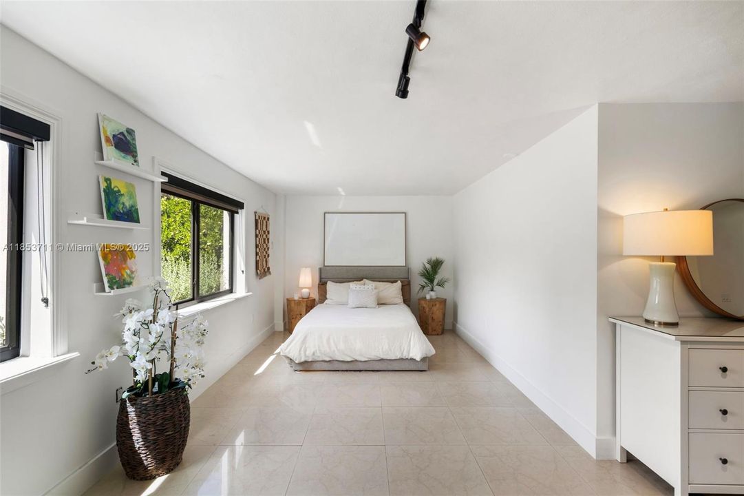 Active With Contract: $3,999,000 (4 beds, 3 baths, 3856 Square Feet)