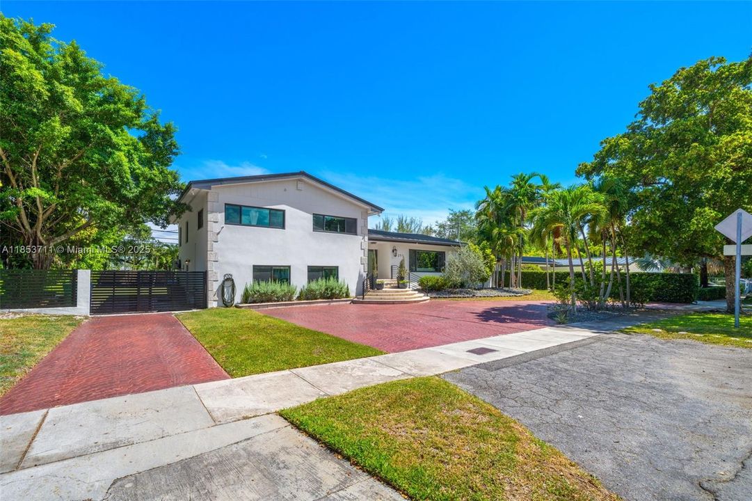 Active With Contract: $3,999,000 (4 beds, 3 baths, 3856 Square Feet)