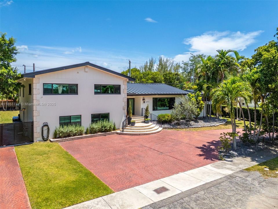 Active With Contract: $3,999,000 (4 beds, 3 baths, 3856 Square Feet)