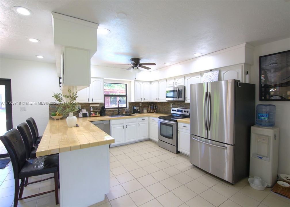 На продажу: $925,000 (3 спален, 2 ванн, 2115 Квадратных фут)