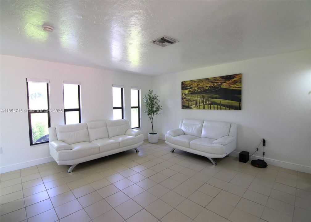 На продажу: $925,000 (3 спален, 2 ванн, 2115 Квадратных фут)