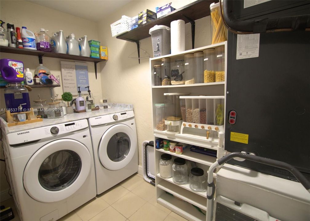 На продажу: $925,000 (3 спален, 2 ванн, 2115 Квадратных фут)