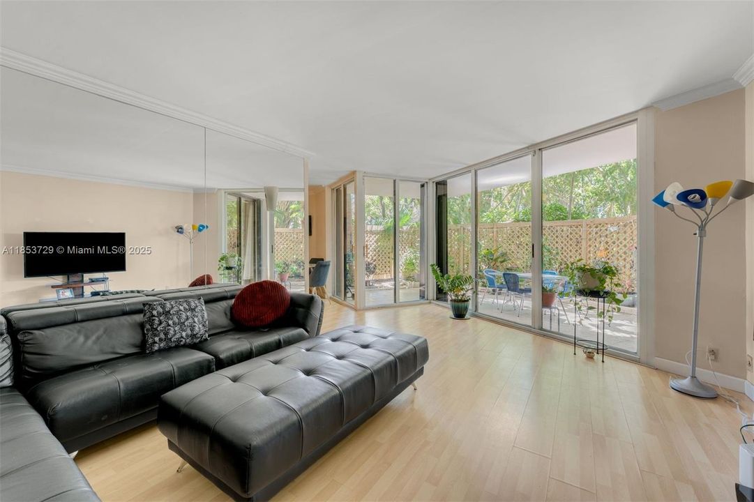 На продажу: $355,000 (1 спален, 1 ванн, 1200 Квадратных фут)