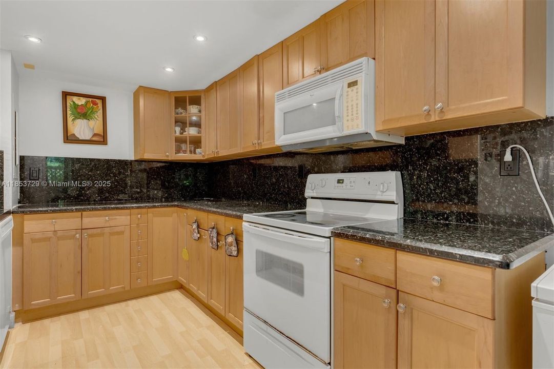 На продажу: $355,000 (1 спален, 1 ванн, 1200 Квадратных фут)