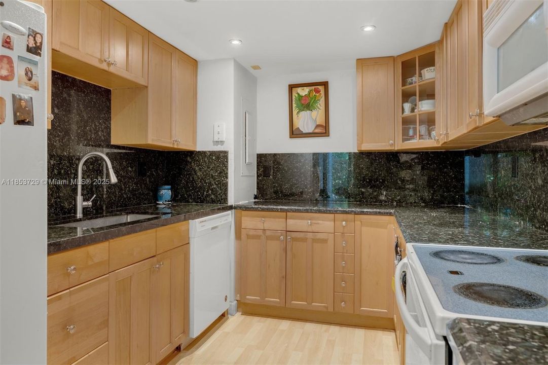 На продажу: $355,000 (1 спален, 1 ванн, 1200 Квадратных фут)