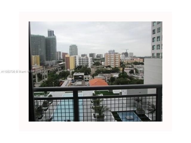 Active With Contract: $315,000 (0 beds, 1 baths, 638 Square Feet)