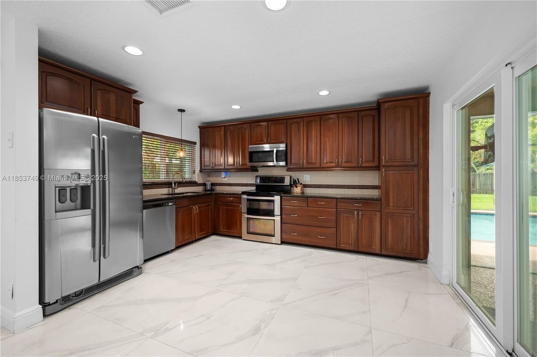 最近售出: $665,000 (4 贝兹, 2 浴室, 1885 平方英尺)