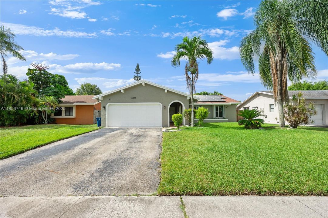 最近售出: $665,000 (4 贝兹, 2 浴室, 1885 平方英尺)