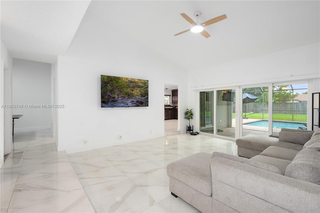 最近售出: $665,000 (4 贝兹, 2 浴室, 1885 平方英尺)