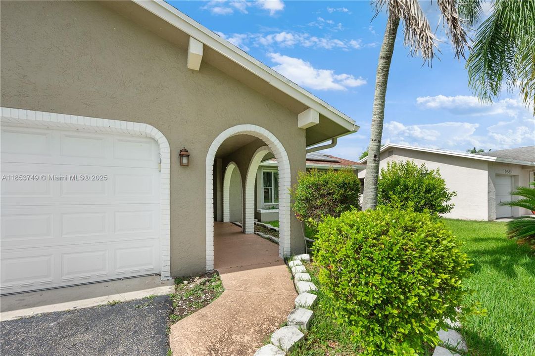 最近售出: $665,000 (4 贝兹, 2 浴室, 1885 平方英尺)