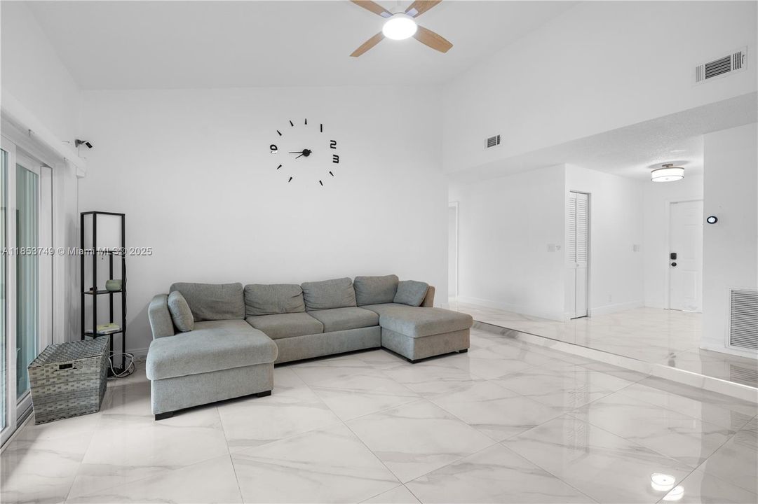 最近售出: $665,000 (4 贝兹, 2 浴室, 1885 平方英尺)