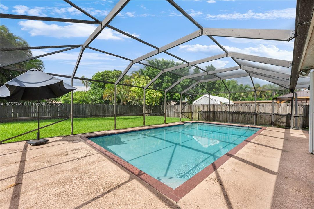 最近售出: $665,000 (4 贝兹, 2 浴室, 1885 平方英尺)