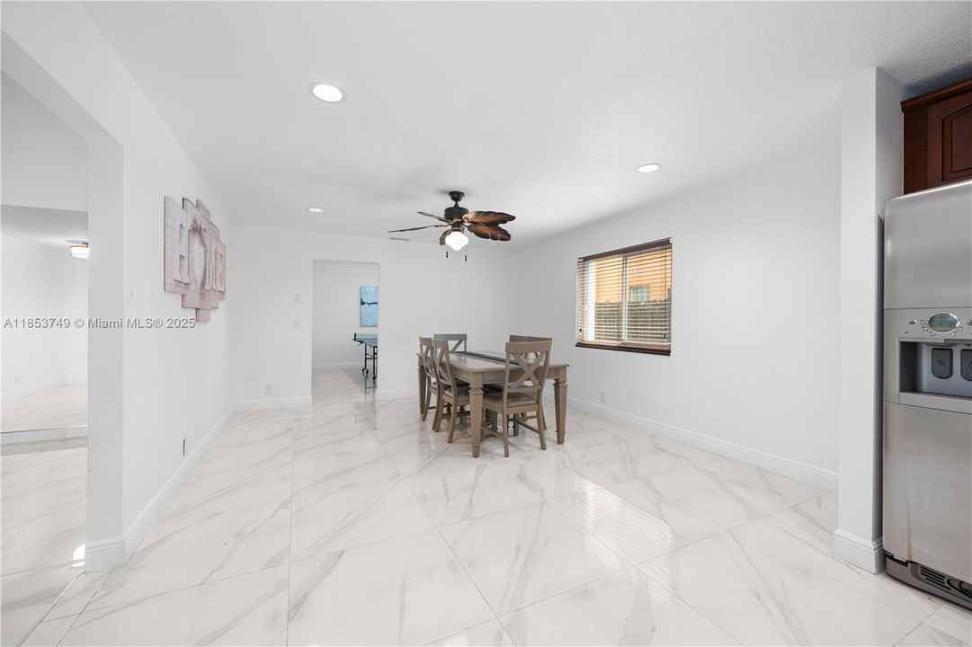 最近售出: $665,000 (4 贝兹, 2 浴室, 1885 平方英尺)