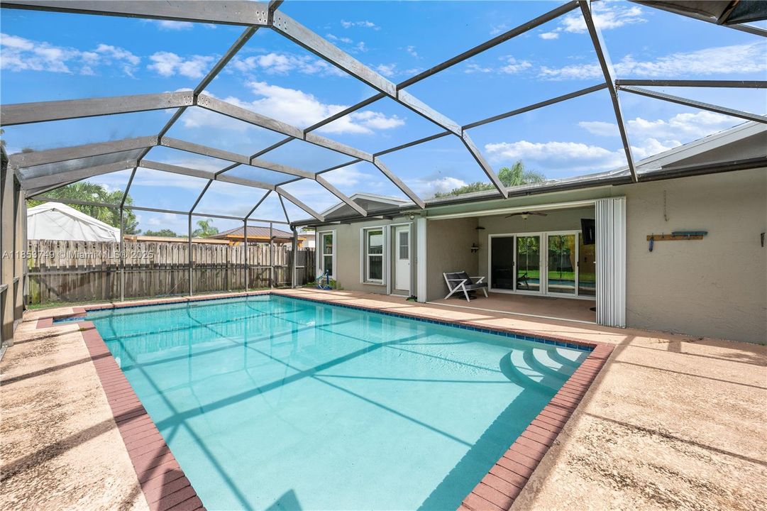 最近售出: $665,000 (4 贝兹, 2 浴室, 1885 平方英尺)