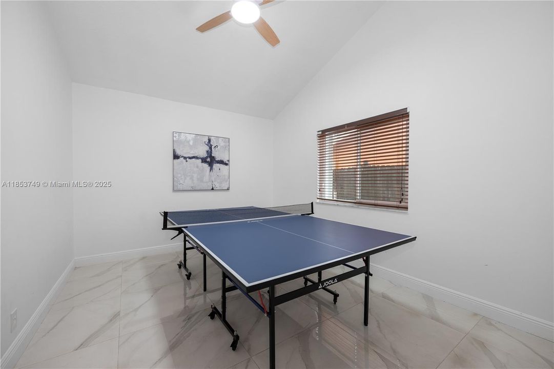 最近售出: $665,000 (4 贝兹, 2 浴室, 1885 平方英尺)