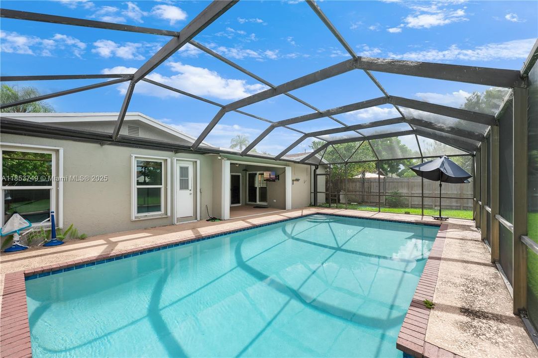 最近售出: $665,000 (4 贝兹, 2 浴室, 1885 平方英尺)