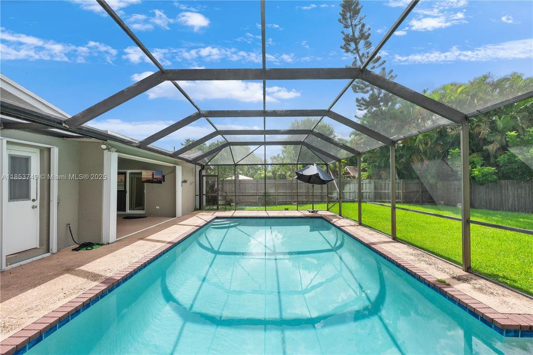 最近售出: $665,000 (4 贝兹, 2 浴室, 1885 平方英尺)