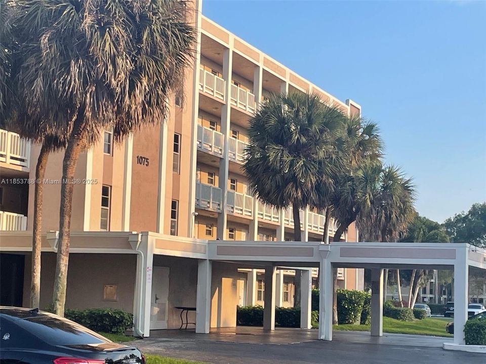 For Sale: $205,000 (2 beds, 2 baths, 990 Square Feet)