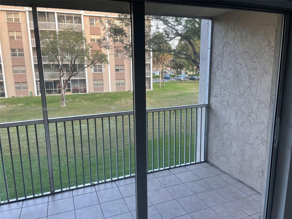 For Sale: $205,000 (2 beds, 2 baths, 990 Square Feet)