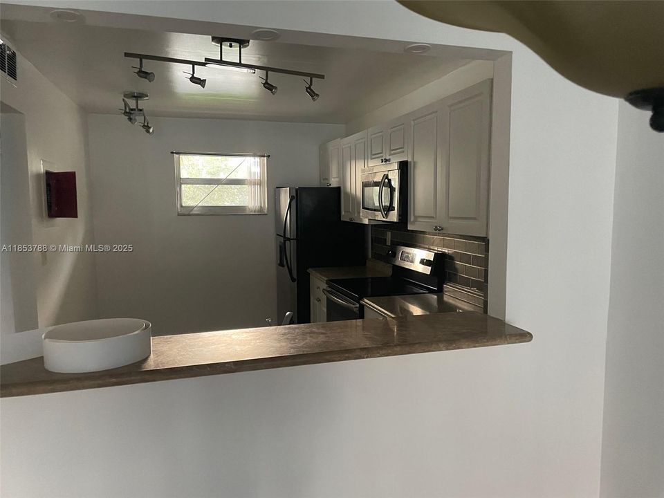 For Sale: $205,000 (2 beds, 2 baths, 990 Square Feet)