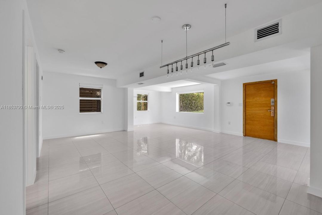 待售: $1,200,000 (4 贝兹, 3 浴室, 1838 平方英尺)