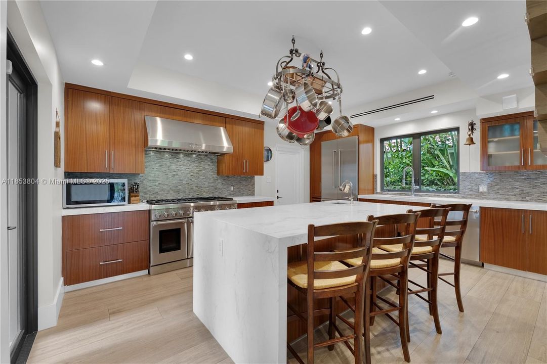 На продажу: $8,999,000 (4 спален, 4 ванн, 3451 Квадратных фут)