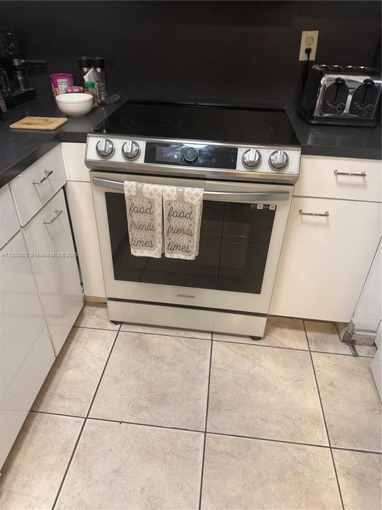 待售: $610,000 (4 贝兹, 2 浴室, 1209 平方英尺)