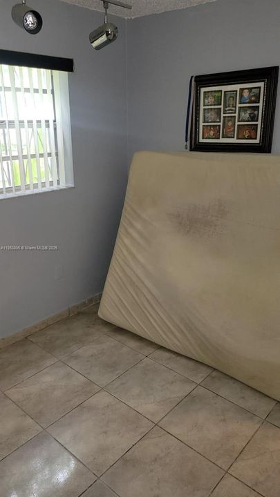 待售: $610,000 (4 贝兹, 2 浴室, 1209 平方英尺)