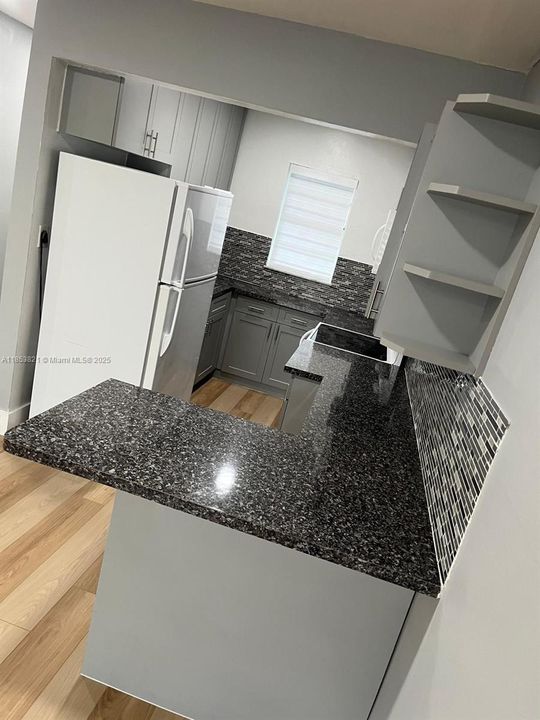 На продажу: $230,000 (2 спален, 1 ванн, 800 Квадратных фут)