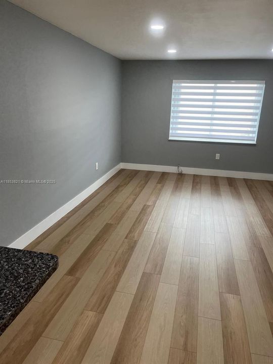 На продажу: $230,000 (2 спален, 1 ванн, 800 Квадратных фут)