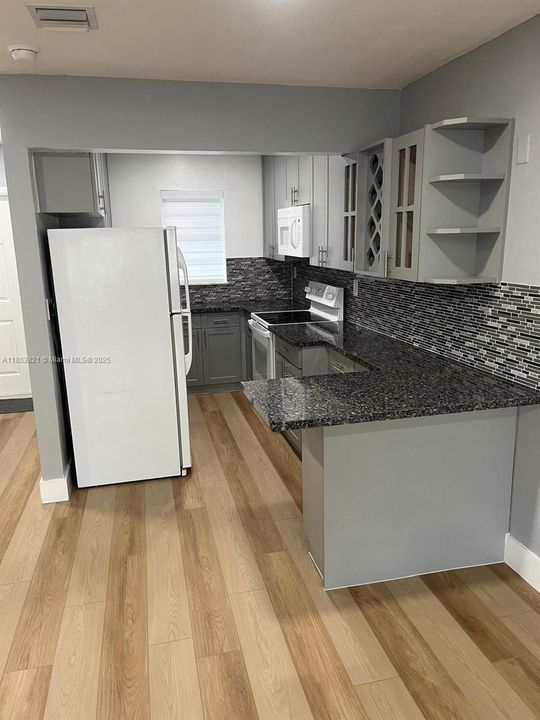 На продажу: $230,000 (2 спален, 1 ванн, 800 Квадратных фут)