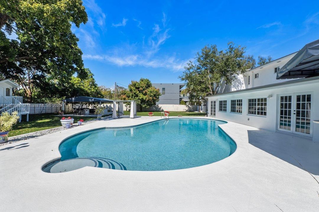 Recently Sold: $3,500,000 (7 beds, 6 baths, 5102 Square Feet)
