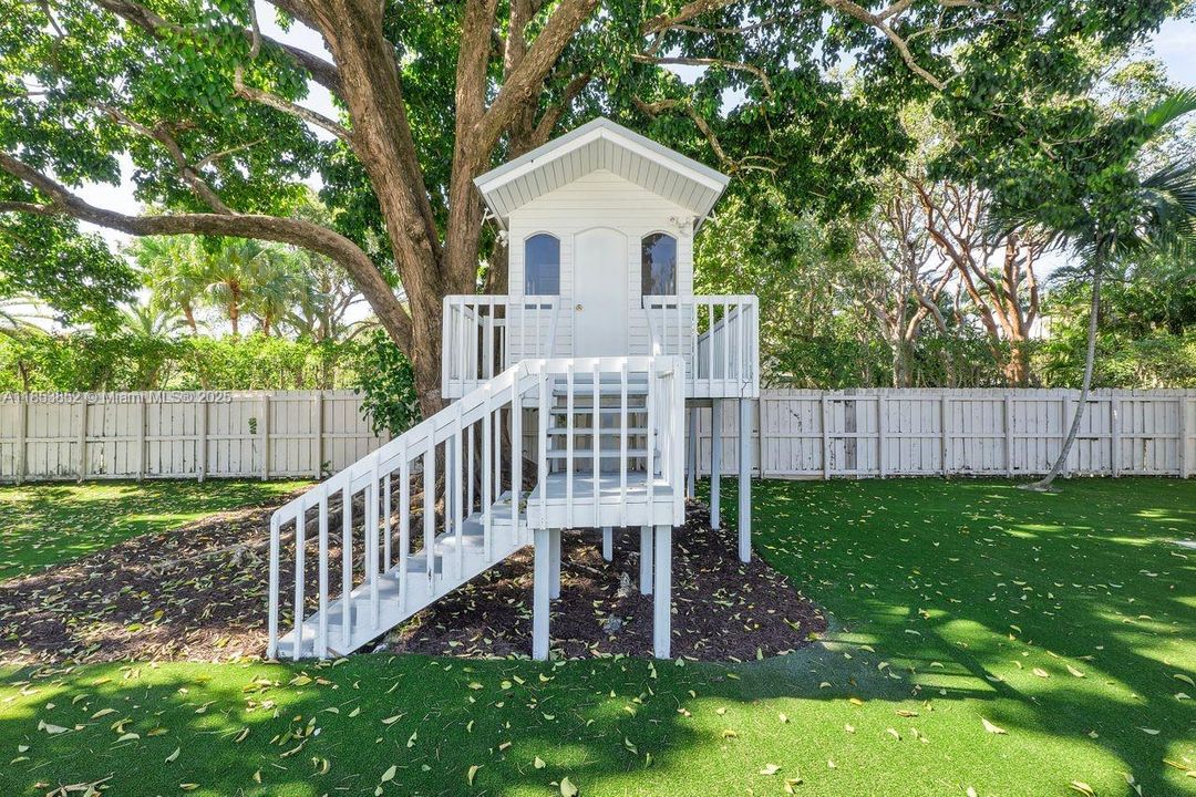 Recently Sold: $3,500,000 (7 beds, 6 baths, 5102 Square Feet)