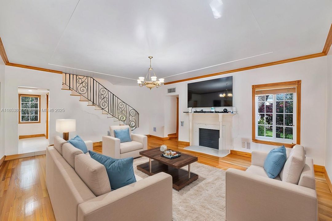 Recently Sold: $3,500,000 (7 beds, 6 baths, 5102 Square Feet)