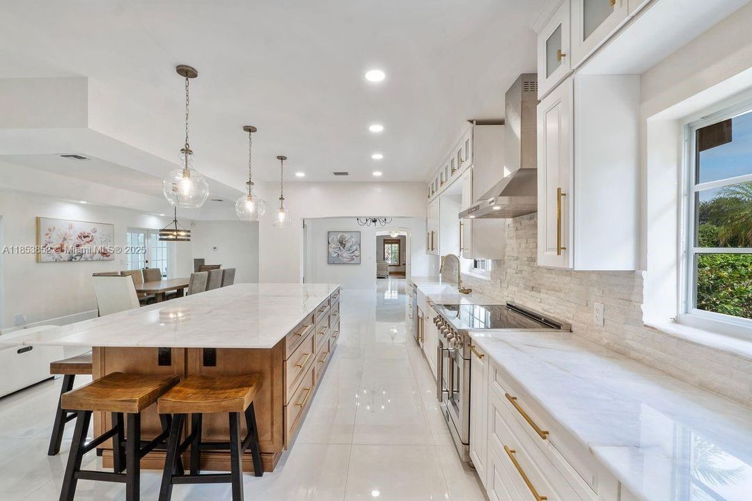 Recently Sold: $3,500,000 (7 beds, 6 baths, 5102 Square Feet)