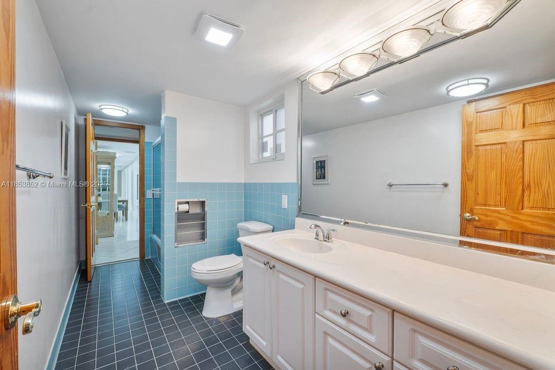 Recently Sold: $3,500,000 (7 beds, 6 baths, 5102 Square Feet)