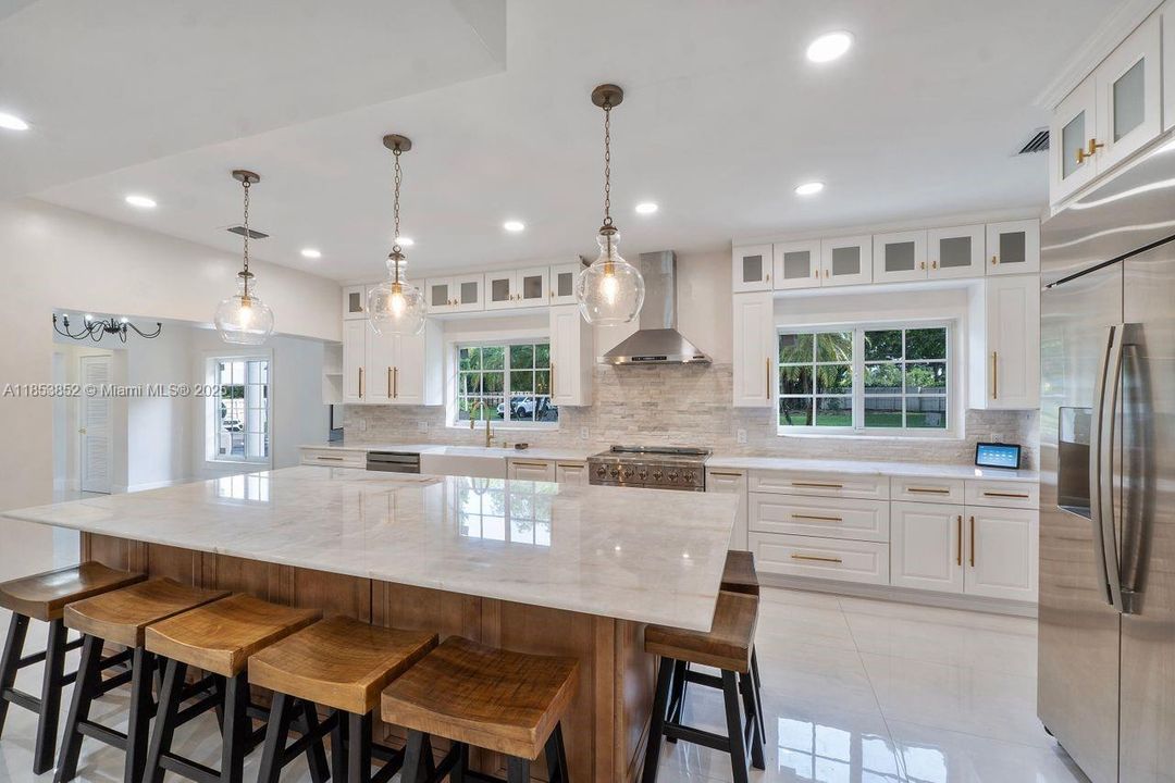 Recently Sold: $3,500,000 (7 beds, 6 baths, 5102 Square Feet)