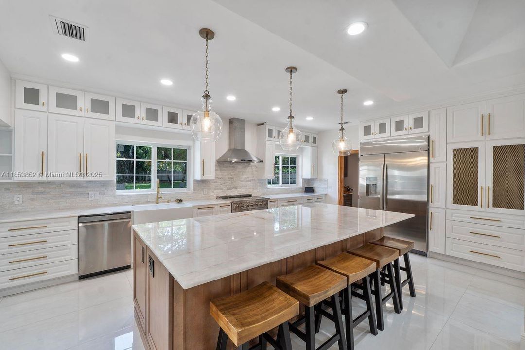 Recently Sold: $3,500,000 (7 beds, 6 baths, 5102 Square Feet)