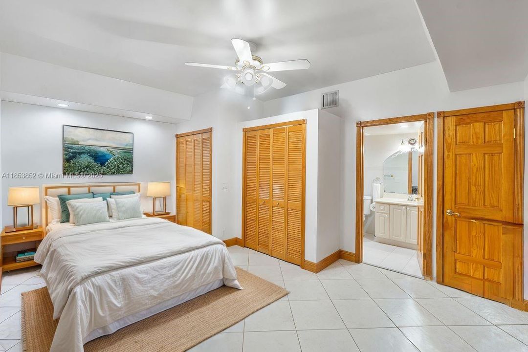 Recently Sold: $3,500,000 (7 beds, 6 baths, 5102 Square Feet)