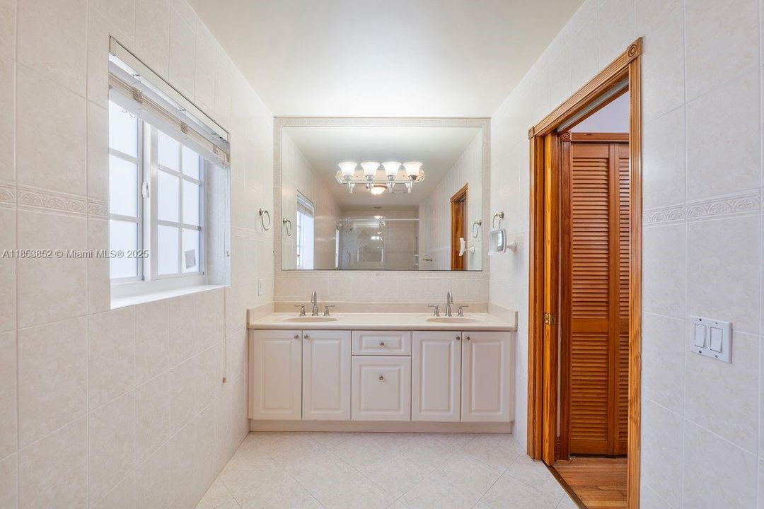 Recently Sold: $3,500,000 (7 beds, 6 baths, 5102 Square Feet)