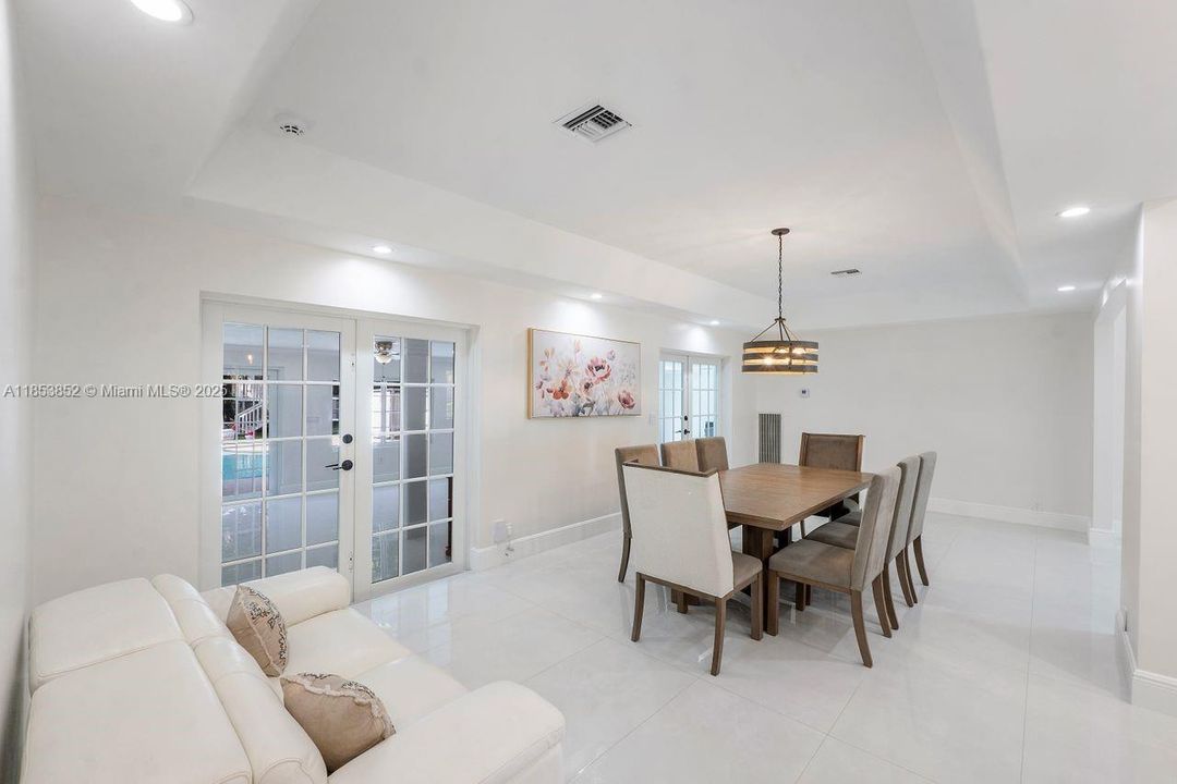 Recently Sold: $3,500,000 (7 beds, 6 baths, 5102 Square Feet)